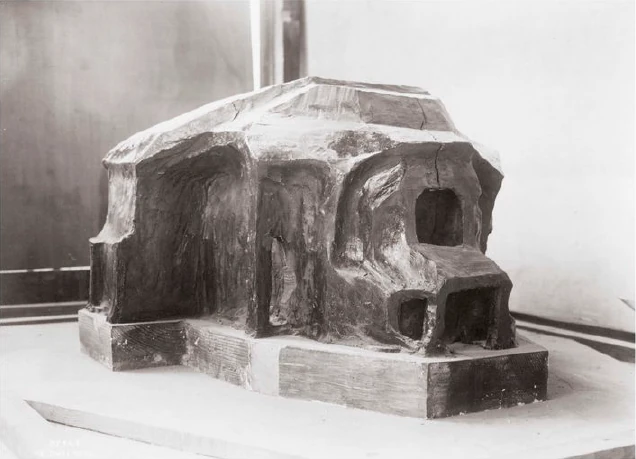 Rudolf Steiner's model for the second Goetheanum from 1924 (Harbutt's Plasticine, brown-red, scale 1:100), from the northwest